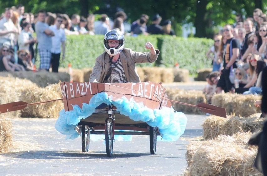 Bachanalia 2014. Studenci zjeżdżali... na byle czym (zdjęcia)