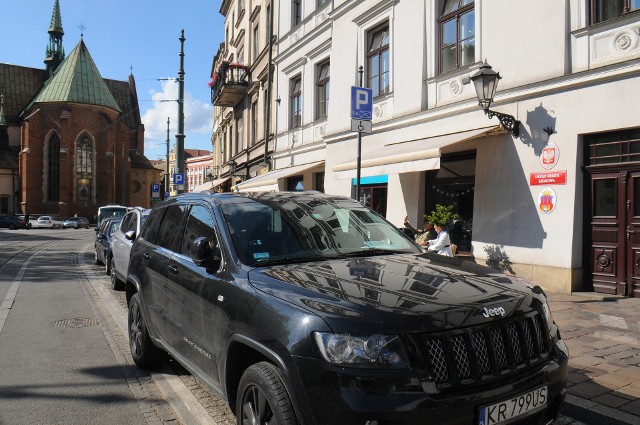 Konserwator zabytków w ścisłym centrum nie widzi możliwości wyznaczania białą farbą miejsc postojowych