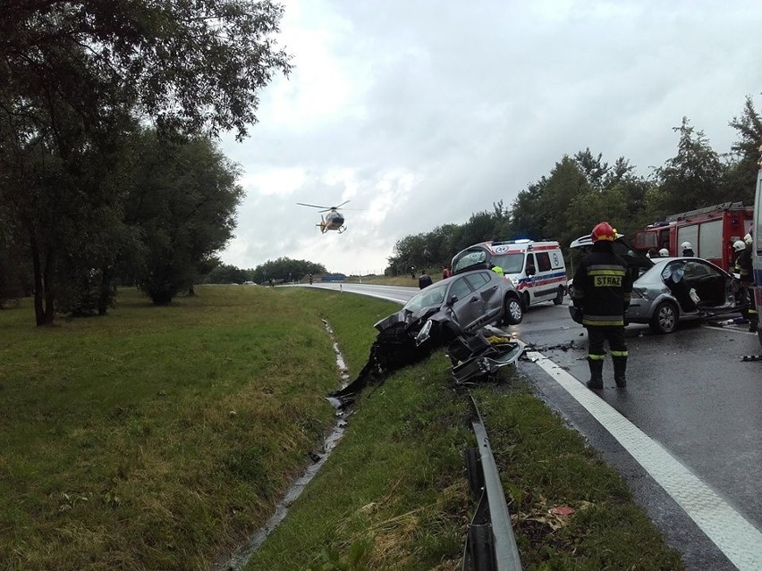 Wypadek Balice. Zderzenie dwóch samochodów na zjeździe z autostrady na lotnisko