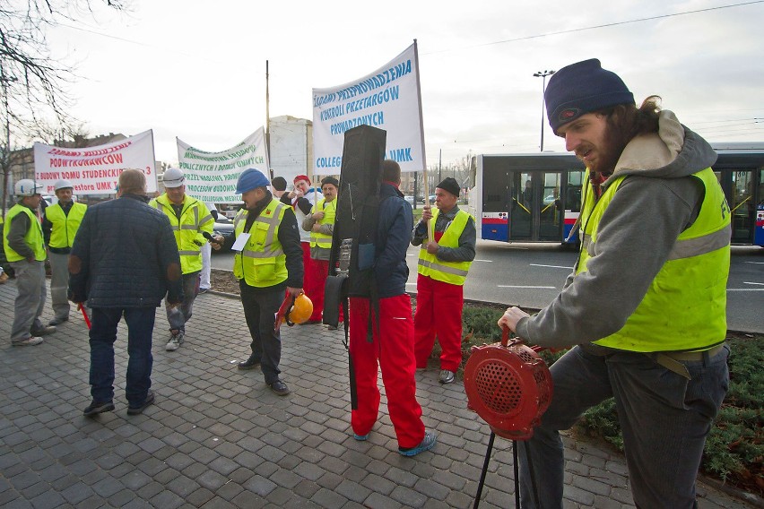 Pięćdziesiąt osób z kilkunastu oszukanych firm budowlanych z...