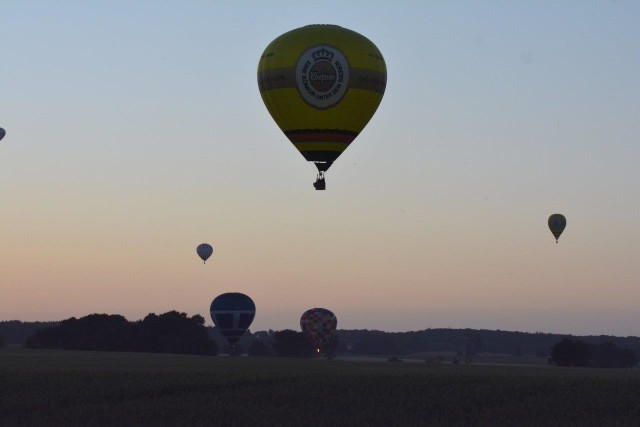 Za względu na trudne warunki pogodowe oraz późną porę, piątkowy lot balonów nie należał do najdłuższych. Większość statków powietrznych przed godziną 22:00 opadła na pola wokół wsi Omulna. Tam załogi zostały podjęte przez obsługę naziemną. Mimo treningowego charakteru lotu, członkowie wszystkich załóg podkreślali że było to wyzwanie rzucone naturze, obserwacja świata z innej perspektywy, oraz chwila na „oderwanie się” od przyziemnych problemów.