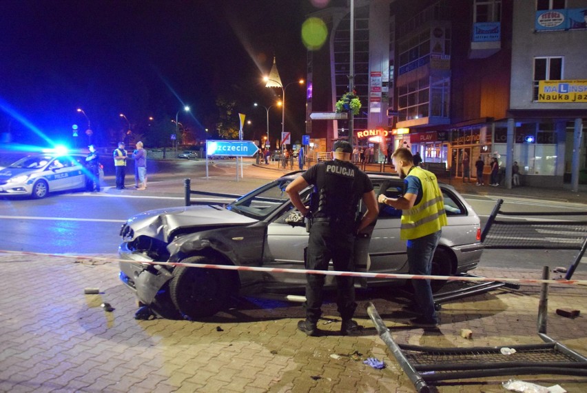 Wypadek w Stargardzie: Masakra na Wyszyńskiego. 18-latek wjechał BMW w widzów nielegalnego driftu [ZDJĘCIA, WIDEO]