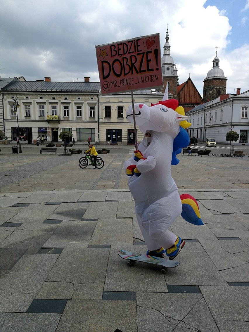 Mr Prince Unicorn. Wesoły jednorożec na ulicach Nowego Sącza przepędza koronawirusa. „Będzie dobrze!” 