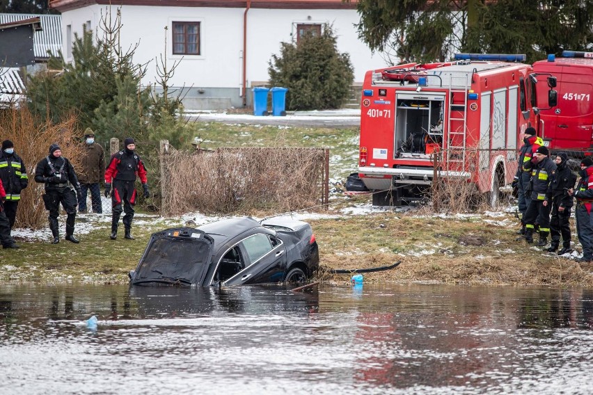 Strażacy wyciągnęli auto z Narwi