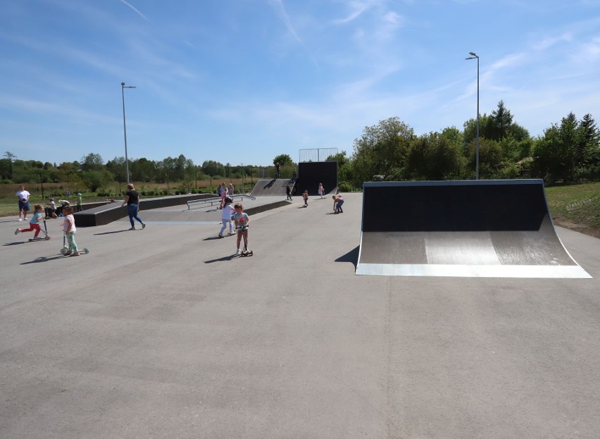 Zakończono budowę skateparku w Iłży. W czwartek było oficjalne otwarcie tego nowoczesnego obiektu. Zobaczcie zdjęcia i film