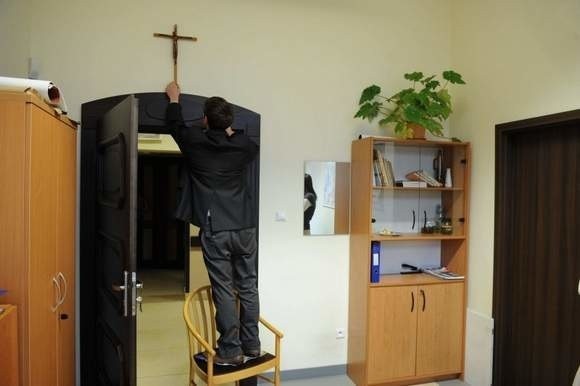 Na czas remontu sali obrad Urzędu Miasta w Kędzierzynie-Koźlu krzyż wisiał w jednym z zastępczych pomieszczeń.
