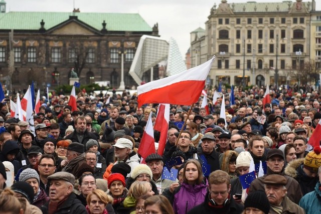 Kilkaset osób manifestowało na placu Wolności w obronie demokracji