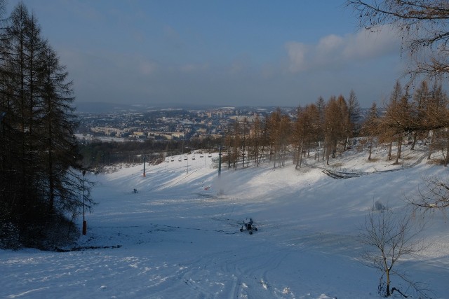 Przemyski Ośrodek Sportu i Rekreacji rozpoczął w poniedziałek wieczorem sztuczne naśnieżanie stoku narciarskiego. Przygotowania do rozpoczęcia nowego sezonu ruszyły więc pełną parą. Oby mróz dopisał.