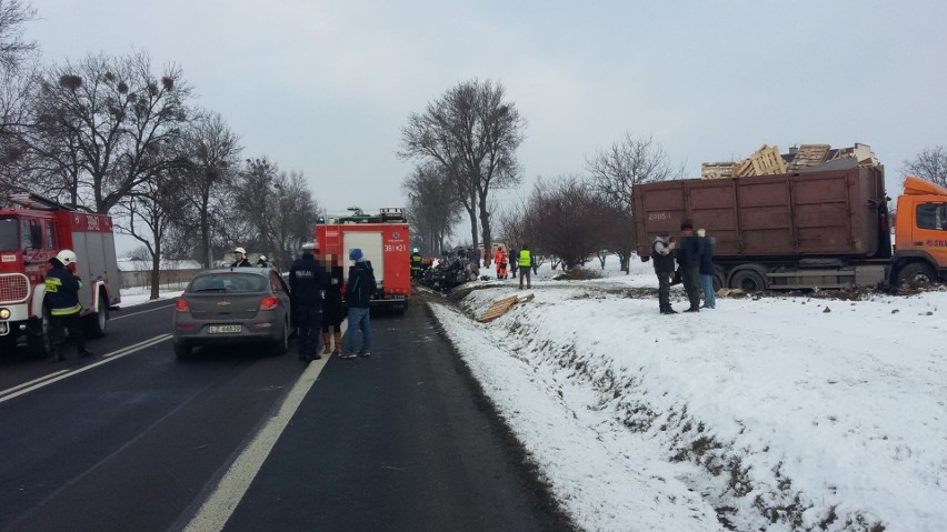 Tragiczny wypadek na K17 pod Zamościem. W zderzeniu z ciężarówką zginął kierowca renault