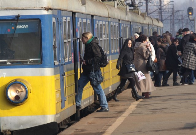 SKM potrąciła  mężczyznę leżącego na torach