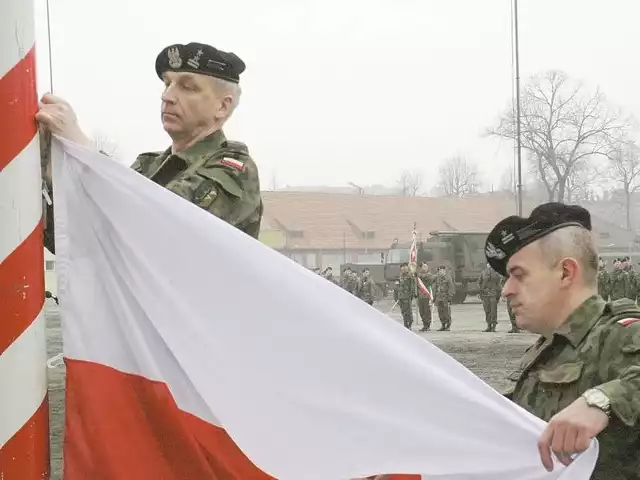 We wtorek dowódca 11. batalionu dowodzenia ppłk Maciej Kowalski (z lewej) zdjął z masztu flagę państwową i wraz z nią i swoimi żołnierzami przeniósł się do nowej siedziby - przy ul. Żarskiej