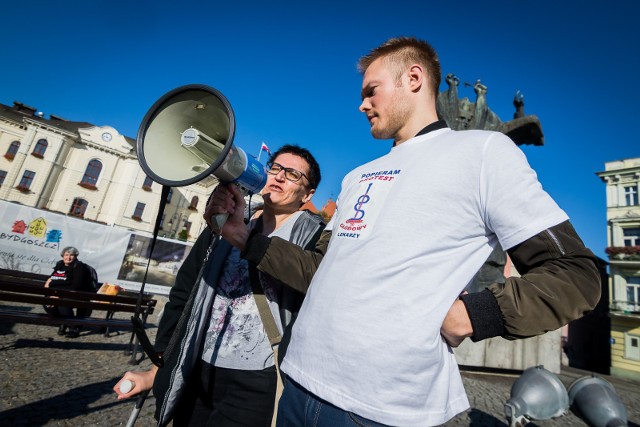 Na Starym Rynku w Bydgoszczy odbyła się dzisiaj pikieta młodych medyków. Wspierają oni strajk głodowy lekarzy rezydentów, który trwa już kilkanaście dni. Protestujący rozdają ulotki z informacjami o proteście oraz prowadzą akcję medyczną. Protest lekarzy rezydentów można wesprzeć składając podpis na stronie www.mp.pl lub wysłać list do premier Beaty Szydło popierający postulaty rezydentów."Pracuję 300 godzin w miesiącu." Lekarze rezydenci o realiach służby zdrowia.źródło: TVN 24/x-news