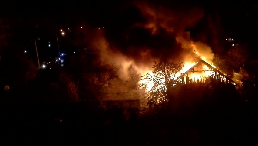 Pożar drewnianego domu w Tomaszowie Mazowieckim. Jedna osoba poszkodowana [ZDJĘCIA, FILM]