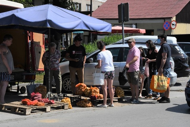 Ceny na jędrzejowskim targowisku są bardzo konkurencyjne. Niektóre produkty - takie jak jabłka papierówki, brzoskwinie, ogórki czy por - można było dostać w podobnych cenach jak tydzień temu.Taniej natomiast mogliśmy kupić fasolkę szparagową, paprykę czy kapustę. Nieco droższe niż w poprzednim tygodniu spotkaliśmy śliwki i morele. Ciekawym sposobem na przyciągniecie klienta są też wyjątkowe promocje - biorąc więcej produktów zapłacimy mniej. Warto dodać, że ceny na jędrzejowskim targowisku są o około 20 procent mniejsze niż na targu w Kielcach.Zobaczcie jak kształtowały się ceny w czwartek, 30 lipca