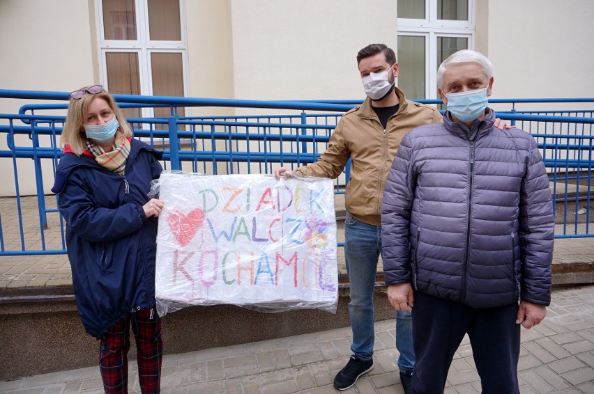 Bohater wzruszającego plakatu wyszedł ze szpitala. Czeka na niego sześcioro wnuków