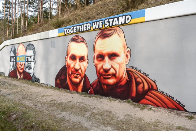 Mural Braci Kliczko przy torach PKM obok stacji Jasień