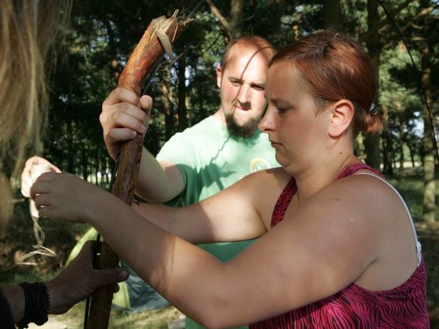 Ewelina i Bert budują właśnie bramę do swojego obozu.