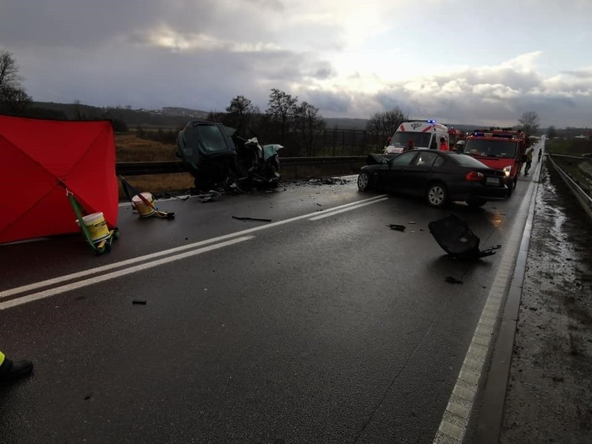 Tragiczny wypadek w Lniskach. Jedna ofiara śmiertelna, trzy osoby ranne pod Żukowem. Droga zablokowana! [27.12.2019]