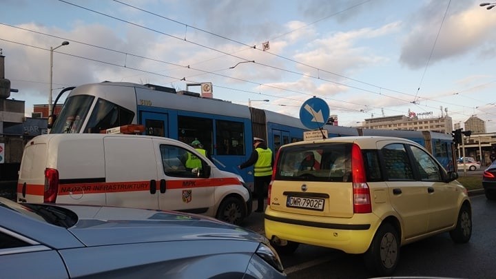 Wykolejenie na placu Grunwaldzkim. Skoda przeskoczyła na torowisko w przeciwną stronę