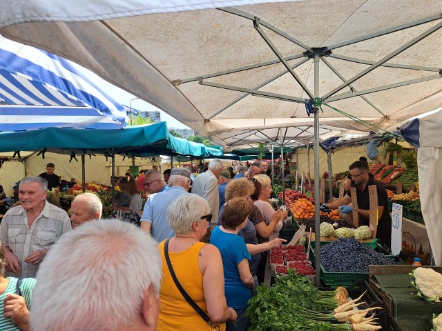 Tłumy ludzi ruszyły w piątek po warzywa i owoce na kieleckie bazary. Jakie były ceny? Zobacz na kolejnych slajdach >>>