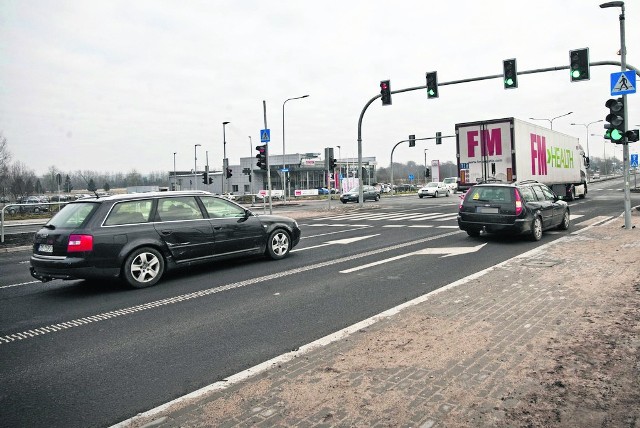 Nowy sygnalizator pojawił się na skrzyżowaniu ul. Gnieźnieńskiej - Diamentowej i Malinowej. Dzięki temu na pewno będzie bezpieczniej i usprawni to ruch w tym miejscu