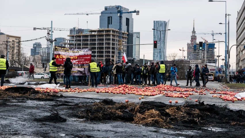 Rolnicy protestowali w Warszawie, była grupa ze Świętokrzyskiego. Płonęły opony i słoma, rozsypane jabłka 