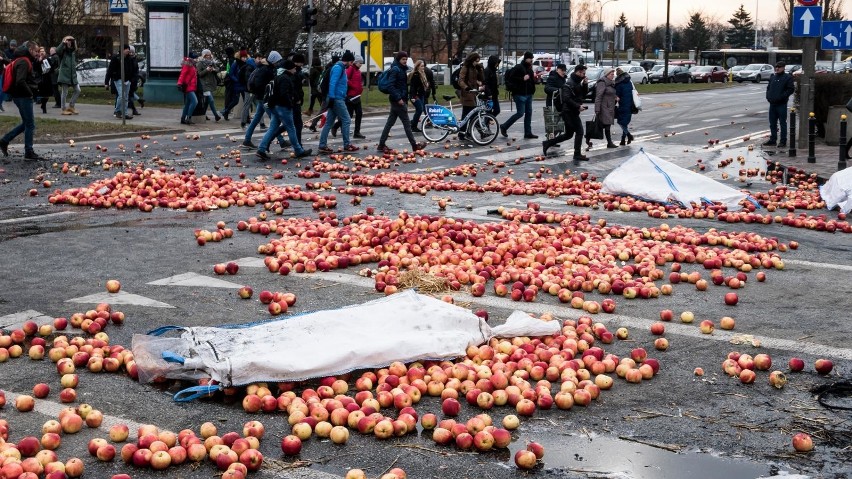 Rolnicy protestowali w Warszawie, była grupa ze Świętokrzyskiego. Płonęły opony i słoma, rozsypane jabłka 