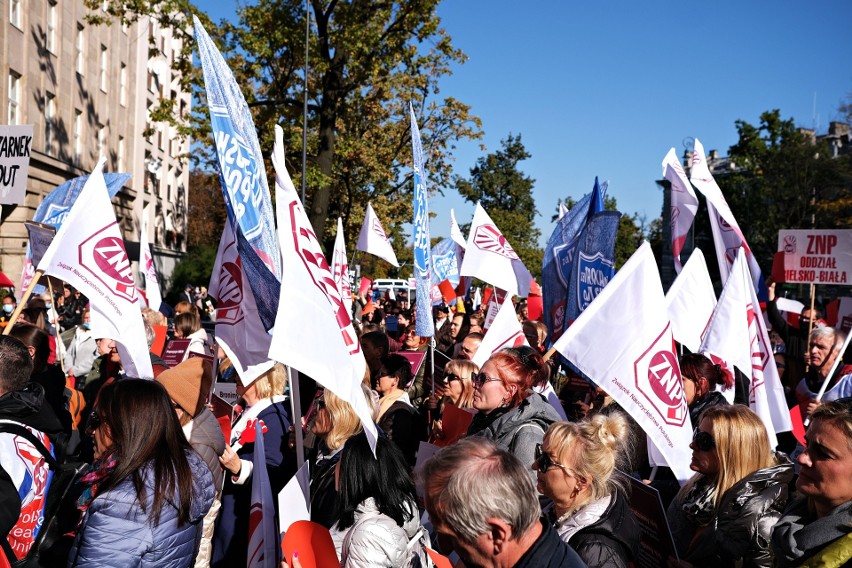 Warszawa: Trwa protest nauczycieli. "Czerwona kartka dla ministra Czarnka"