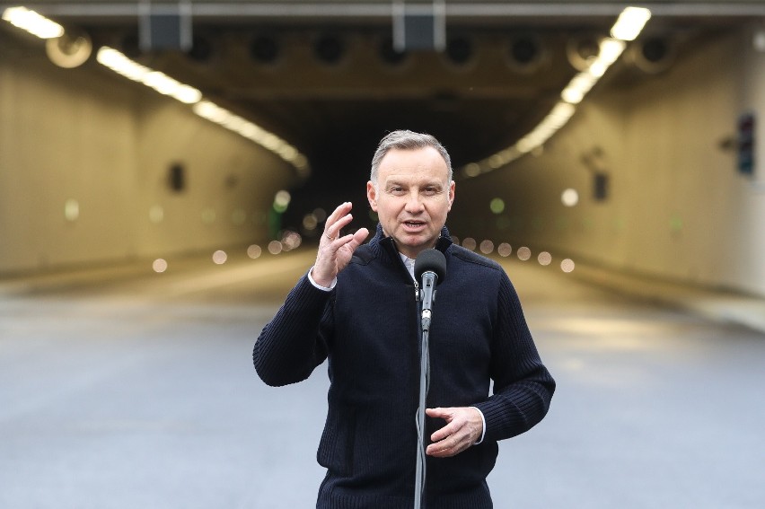 Prezydent Andrzej Duda przed wjazdem do tunelu od strony...