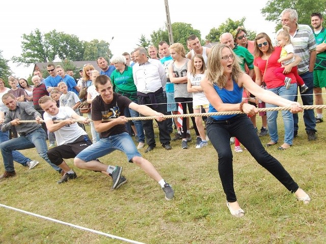 Jedną z konkurencji - przeciąganie liny