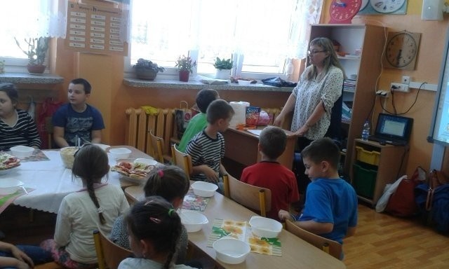 W szkole podstawowej w Osięcinach dzieci uczestniczyły w...