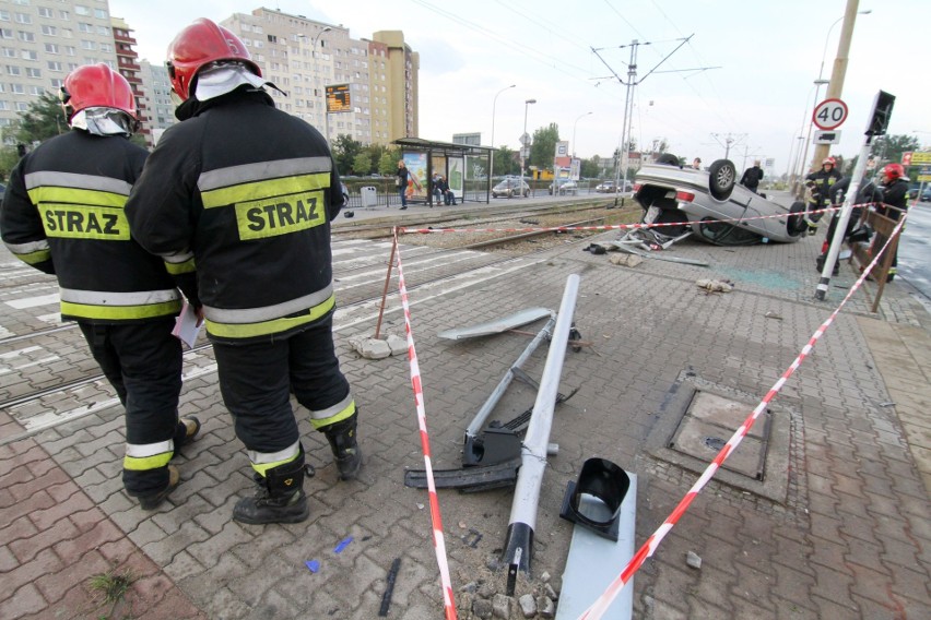 Wypadek, dachowanie BMW na przystanku przy ul. Żmigrodzkiej