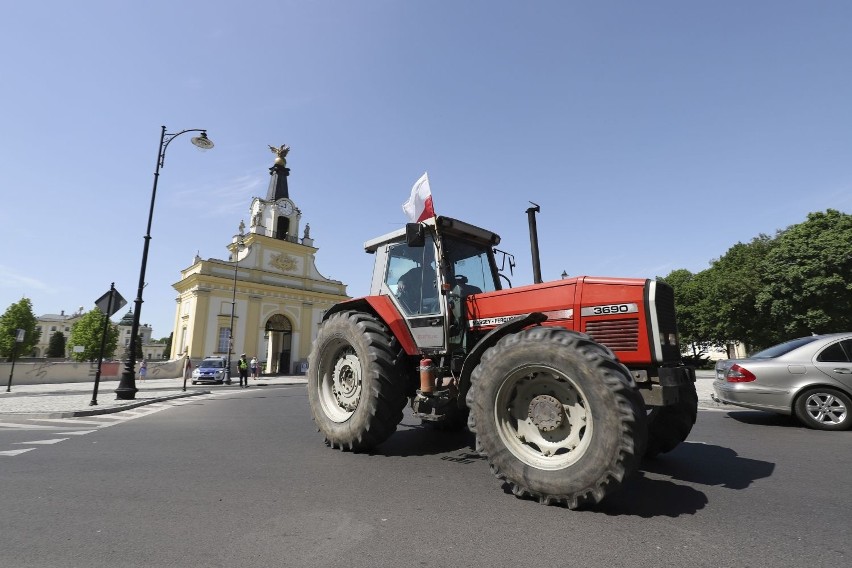Białystok. Protest podlaskich rolników. Nowe znaki uniemożliwiły dojazd (zdjęcia,wideo)
