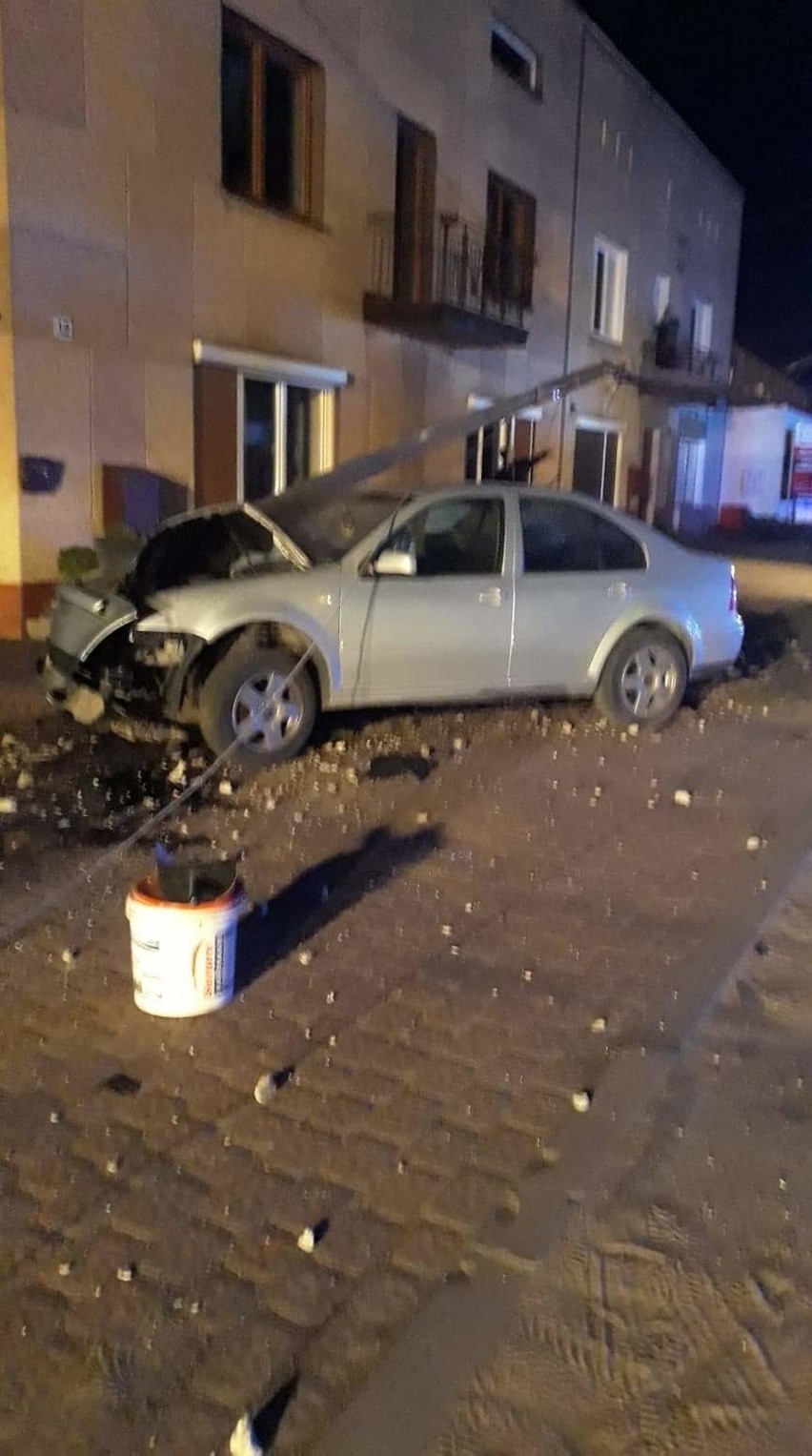 Skarżysko-Kamienna. Pijany, nastoletni kierowca ściął nocą latarnię uliczną