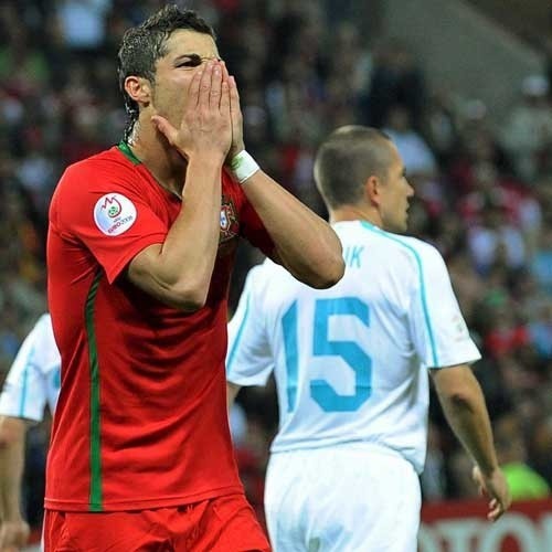 Cristiano Ronaldo wygląda na zszkowanego tym, że włodarze Realu są za niego w stanie zapłacić aż 80 milionów euro. Decyzję czy odchodzi z Manchesteru ma ponoć podjąć po zakończeniu mistrzostw Europy.