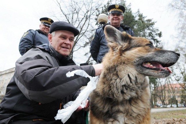 Strażnicy miejscy Rafał Grzona i Dariusz Płóciennik przyznają, że choć miasto brudne, nie brakuje też ludzi, którzy po swych psach sprzątają, tak jak Stanisław Gościński