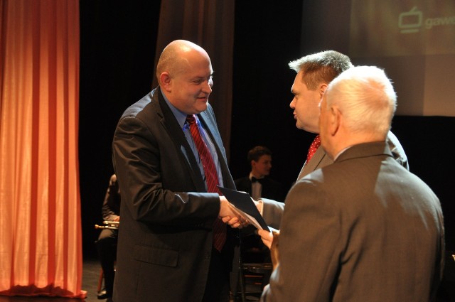 Kilka lat temu prezes Słowianki Sławomir Pawłowski (z lewej) odbierał nagrodę gospodarczą powiatu szczecineckiego Mocarz Gospodarczy za znakomite cukierki Trio
