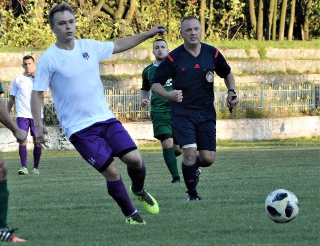 Damian Ochman (z piłką) i jego koledzy z Hejnału Kęty, zagrają mecz sezonu z Gorzowem, na własnym boisku.