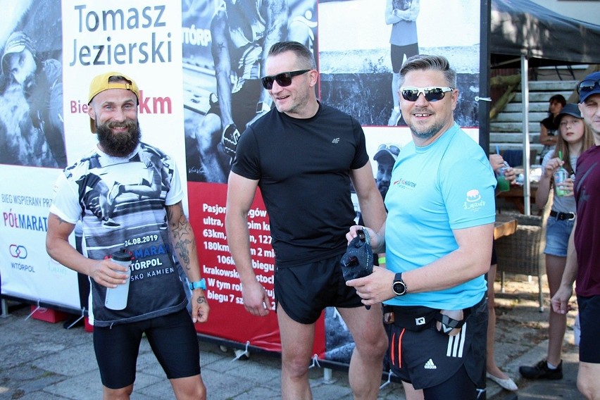 Zrobił to! Tomasz Jezierski ze Skarżyska-Kamiennej pokonał 100 mil. Biegł całą noc! [ZDJĘCIA]