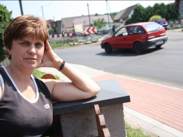 Iwona Lauer ma wciąż piękny płot przed domem. Nie wiadomo jak długo, bo tylko patrzeć jak wpadnie w niego jakieś auto. - Oto ostatnia "ofiara&#8221; naszego wiejskiego zakrętu śmierci, czyli mostek. Kilka dni temu rozbił go kierowca, który wpadł do Budkowiczanki - mówi.