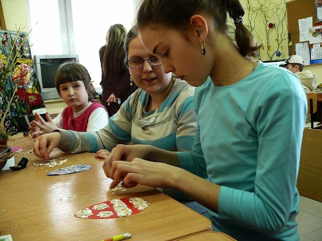 Dzieci z Jurkowic wykonały niesamowite wielkanocne ozdoby metodą "krakle&#8221;. Posłużyły im do tego... skorupki z jajek.