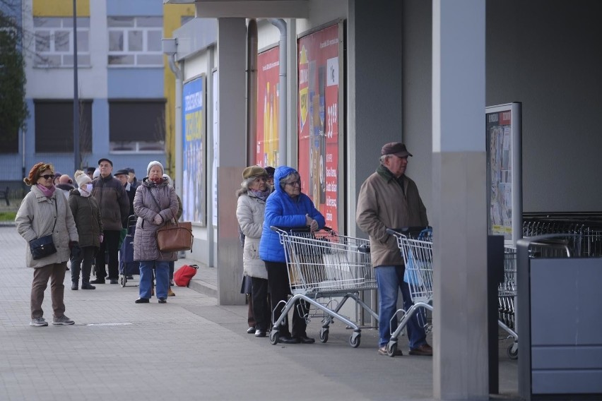 Od 20 kwietnia godziny dla seniorów nie obowiązują w...