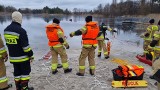W Nowej Dębie strażacy ochotnicy uczyli się prowadzić akcję ratowniczą na zamarzniętych akwenach. Zobacz zdjęcia ze szkolenia