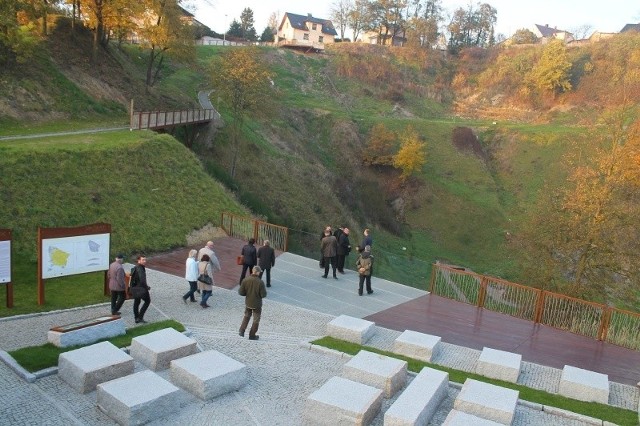 Tak wygląda jeden z tarasów widokowych, który znajduje się w geoparku. Ścieżek wystarczy w tym miejscu na kilkadziesiąt minut spacerowania.