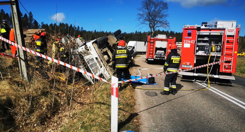 Wypadek na koszalińskim Rokosowie. Tir wpadł do rowu [zdjęcia]