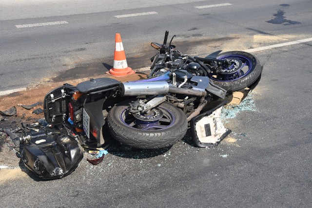 Na wskutek wypadku kierowca motocykla trafił do szpitala. Zobacz kolejne zdjęcia. Przesuwaj zdjęcia w prawo - naciśnij strzałkę lub przycisk NASTĘPNE
