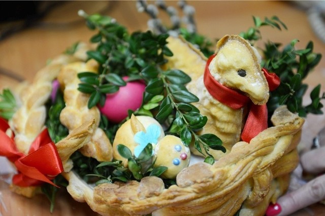 Wielkanocna święconka z barankiem i jajkami.