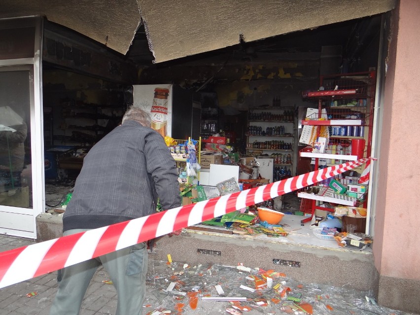Wybuch w sklepie w Łęczycy. Pracownica zleciła włamanie i podpalenie [ZDJĘCIA+FILM]