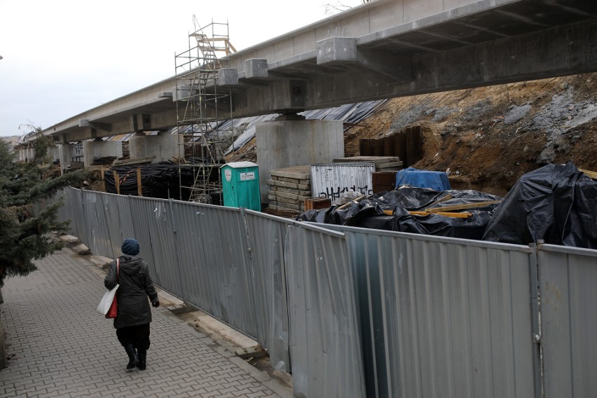 Kraków. Rosną nowe estakady kolejowe w centrum. Mieszkańcy niepokoją się o zabytkowy wiadukt na Grzegórzkach [ZDJĘCIA]