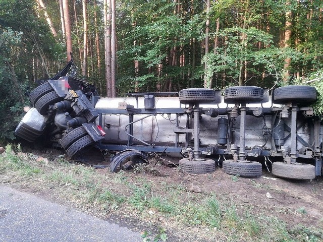 Do zdarzenia doszło w piątek, 30 sierpnia, około godz. 3.00 na drodze koło Marwic pod Gorzowem. Kierujący ciężarówką chcąc uniknąć zderzenia z zwierzyną leśną skręcił i wypadł z drogi. Ciężarówka uderzyła w drzewa i na poboczu przewróciła się. Na miejsce dojechały służby ratunkowe. Na szczęście kierowcy nic się nie stało. – Zdarzenie zostało zakwalifikowane jako kolizja – mówi sierż. szt. Mateusz Sławek z biura prasowego lubuskiej policji.W dzień rozpocznie się akcja podnoszenia ciężarówki z paszą. Na ten czas na „starej trójce” koło Marwic z pewnością będą utrudnienia w ruchu.Zobacz też wideo: Morderstwo w Sławie. 35-latek został zatrzymany. Jest podejrzany o morderstwo i usiłowanie morderstwa. Grozi mu dożywocie